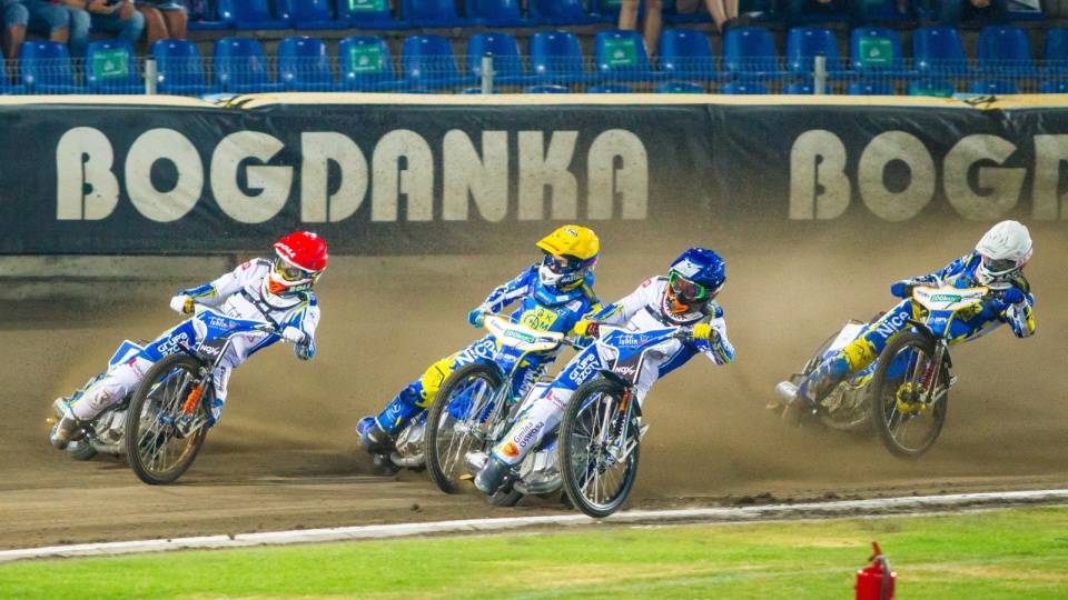 Mikkel Michelsen (kask czerwony) i Dominik Kubera (niebieski) z Motoru Lublin oraz Norbert Krakowiak (biały) i Nicki Pedersen (żółty) z ZOOleszcz DPV Logistic GKM Grudziądz podczas meczu 13. kolejki żużlowej Ekstraligi. Fot. PAP/Bartłomiej Wójtowicz