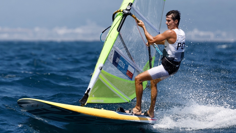 Piotr Myszka walczy o medal w windsurfingowej klasie RS:X Fot. EPA/CJ GUNTHER Dostawca: PAP/EPA