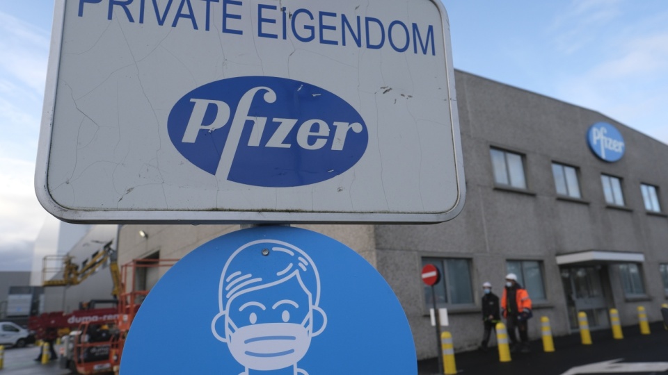 Pfizer: trzecia dawka szczepionki „silnie” zwiększa ochronę przed wariantem Delta. Fot. PAP/EPA