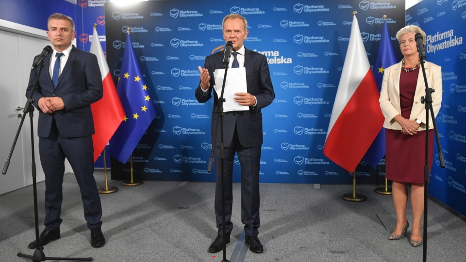 Przewodniczący Platformy Obywatelskiej Donald Tusk (w środku), senator Beata Małecka-Libera i europoseł Bartosz Arłukowicz podczas konferencji prasowej po zakończeniu spotkania z ekspertami medycznymi, w warszawskim Biurze Krajowym PO. Fot. PAP/Radek Pietruszka