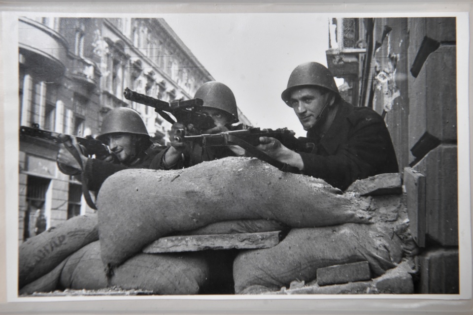 Fotografia z archiwum Henryka Śmigacza z okresu Powstania Warszawskiego, zaprezentowana w IPN w Warszawie. Fot. PAP/Radek Pietruszka