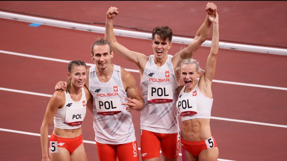 Natalia Kaczmarek, Karol Zalewski, Justyna Święty-Ersetic i Kajetan Duszyński, cieszą się po wygranym biegu finałowym 4x400 m sztafet mieszanych. Fot. PAP/Leszek Szymański