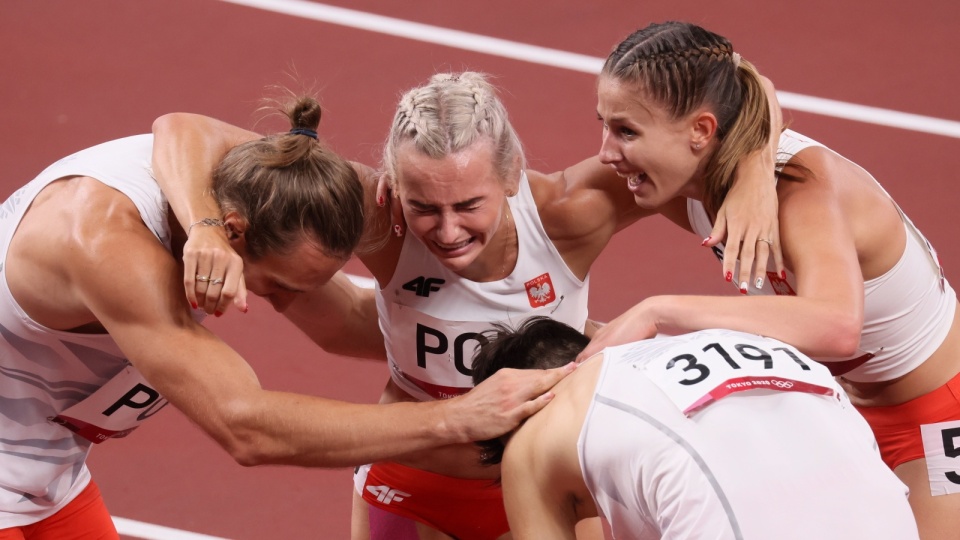 Natalia Kaczmarek, Karol Zalewski, Justyna Święty-Ersetic i Kajetan Duszyński, cieszą się po wygranym biegu finałowym 4x400 m sztafet mieszanych. Fot. PAP/Leszek Szymański