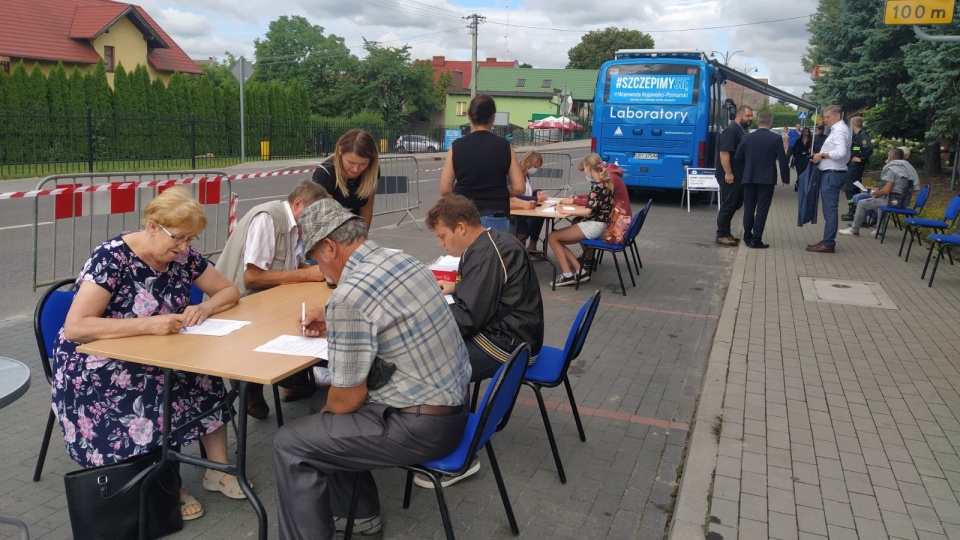 Szczepionkobus nie zwalnia. specjalny autobus, gdzie można się zaszczepić przeciwko COVID-19 odwiedził Cekcyn w powiecie tucholskim. Fot. Marcin Doliński