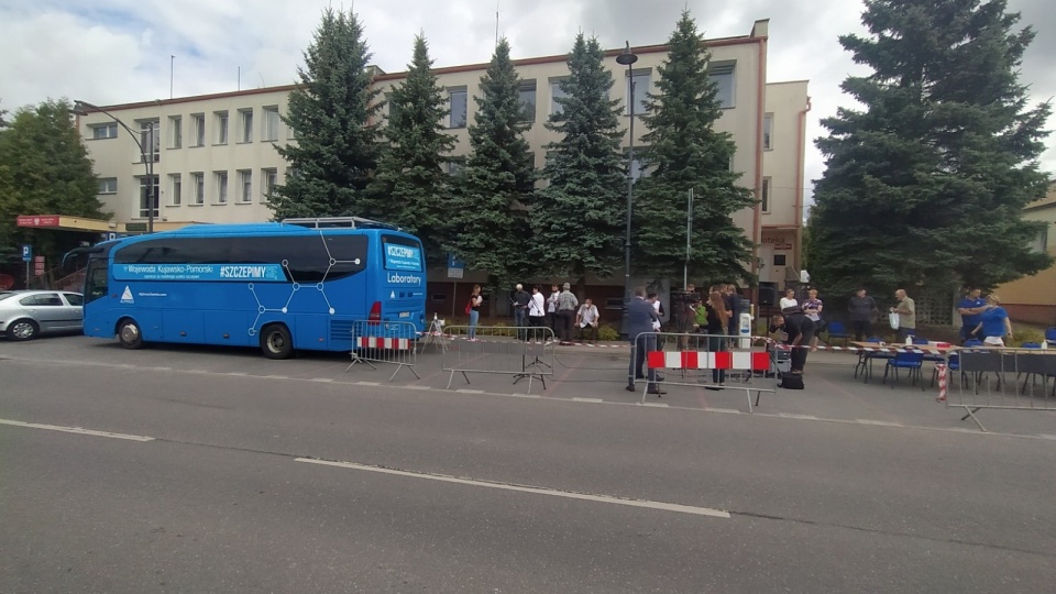 Szczepionkobus nie zwalnia. specjalny autobus, gdzie można się zaszczepić przeciwko COVID-19 odwiedził Cekcyn w powiecie tucholskim. Fot. Marcin Doliński