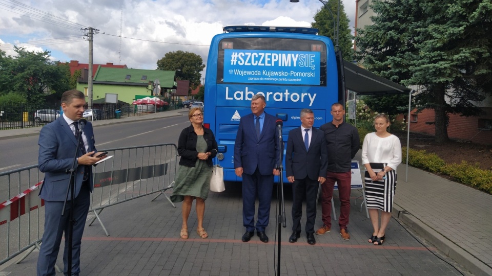 Szczepionkobus nie zwalnia. specjalny autobus, gdzie można się zaszczepić przeciwko COVID-19 odwiedził Cekcyn w powiecie tucholskim. Fot. Marcin Doliński