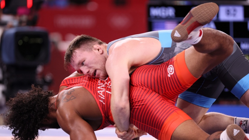 Polak Tadeusz Michalik (niebieski) wygrał z Amerykaninem Tracym Hancockiem (czerwony) w ćwierćfinale kategorii 97 kg rywalizacji w zapasach w stylu klasycznym. Fot. PAP/Leszek Szymański