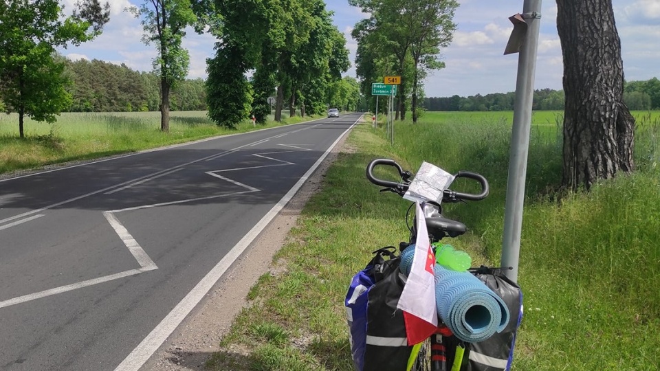 W pięć dni przejechał rowerem ponad 1000 kilometrów, żeby symbolicznie utworzyć na mapie znak Polski Walczącej. Fot. facebook.com