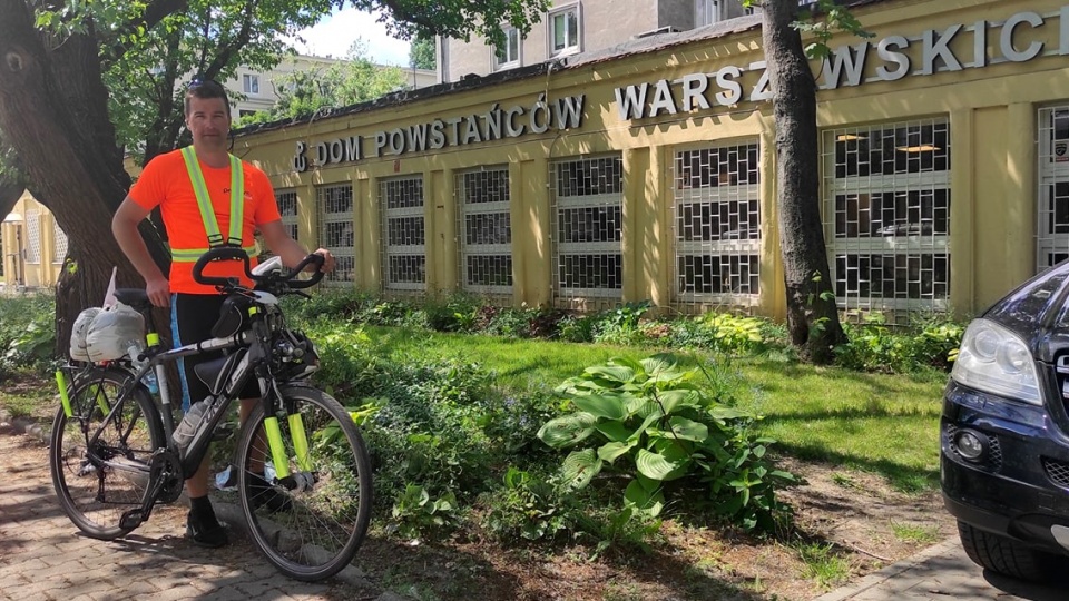 W pięć dni przejechał rowerem ponad 1000 kilometrów, żeby symbolicznie utworzyć na mapie znak Polski Walczącej. Fot. facebook.com