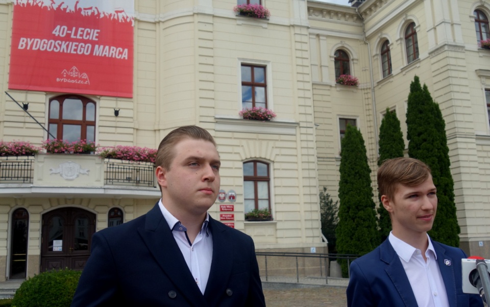 Działacze partii Porozumienie Gowina pytają o koszta i straty przy przebudowie Starego Rynku w Bydgoszczy. Fot. Andrzej Krystek