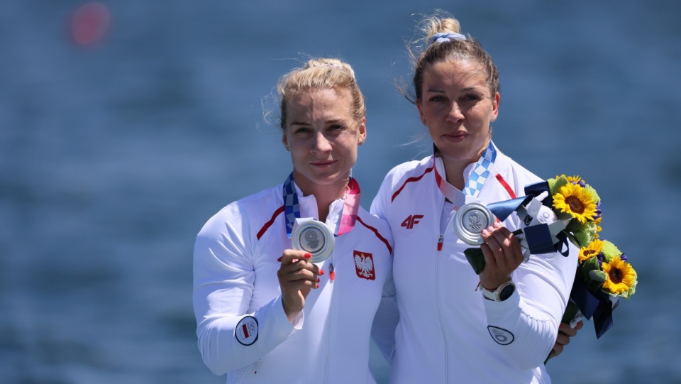 Polki Karolina Naja (z lewej) i Anna Puławska na podium ze srebrnymi medalami zdobytymi w finale K2 500 m w kajakarskich regatach. Fot. PAP/Leszek Szymański