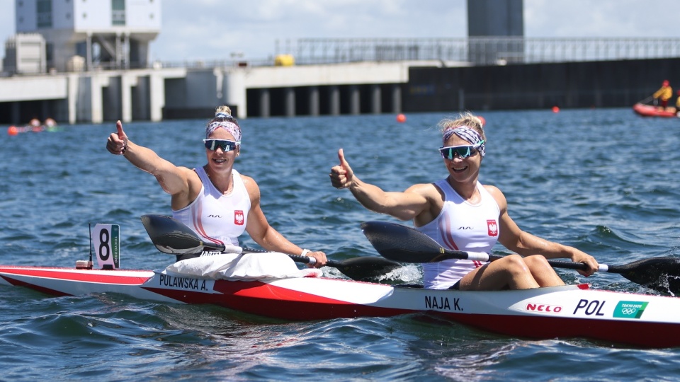 Polki Karolina Naja i Anna Puławska w ukończonym finale K2 500 m w kajakarskich regatach. Nasze zawodniczki zajęły drugie miejsce zdobywając srebrne medale. Fot. PAP/Leszek Szymański