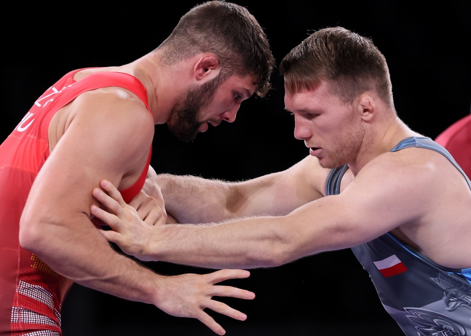 Tadeusz Michalik (niebieski) i Węgier Alex Gergo Szoke (czerwony) w pojedynku o brązowy medal (kategoria 97 kg) w zapasach w stylu klasycznym. Fot. PAP/Leszek Szymański