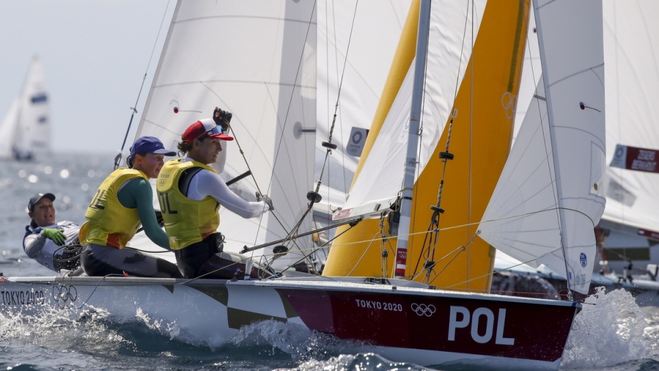 Agnieszka Skrzypulec (SEJK Pogoń Szczecin) i Jolanta Ogar (UKS Wiking Toruń) zdobyły srebrny medal igrzysk olimpijskich w Tokio w żeglarskiej klasie 470/fot. PAP, EPA