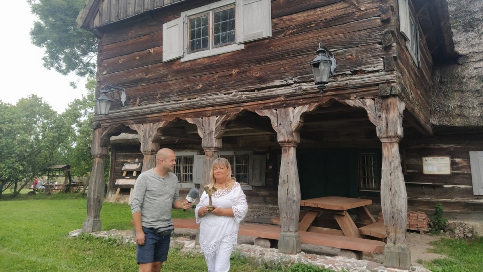 Nasz wóz transmisyjny podążał Mennonickim Szlakiem Smaku. Najpierw odwiedziliśmy XVIII wieczną chatę w Chrystkowie, potem byliśmy w Luszkowie w Nadwiślańskiej Zagrodzie. Fot. Marcin Doliński