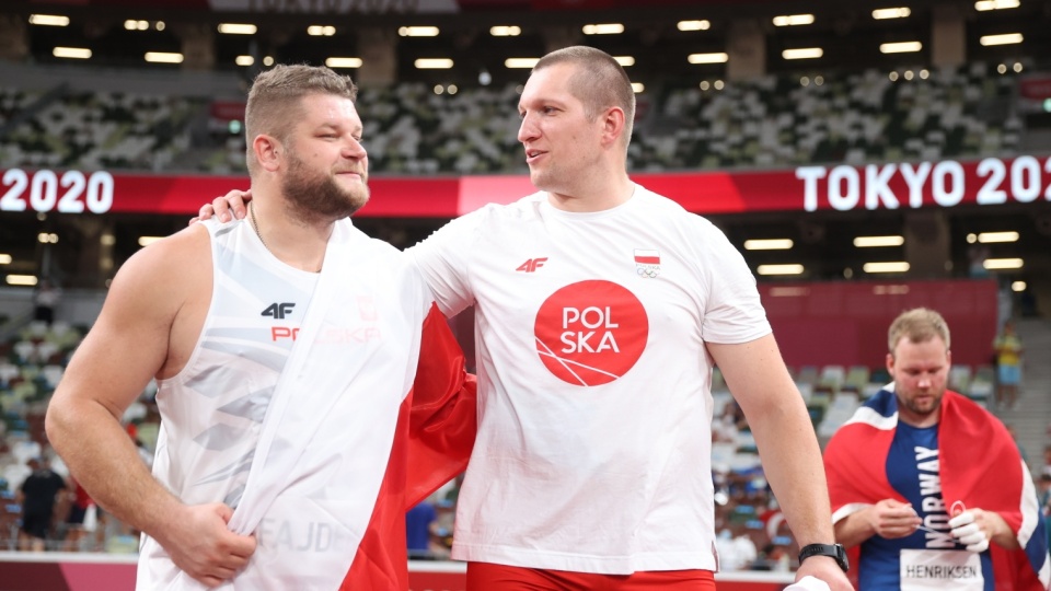 Wojciech Nowicki i Paweł Fajdek świętujący medale w konkursie rzutu młotem na Igrzyskach Olimpijskich w Tokio. Fot. EPA/DIEGO AZUBEL Dostawca: PAP/EPA.