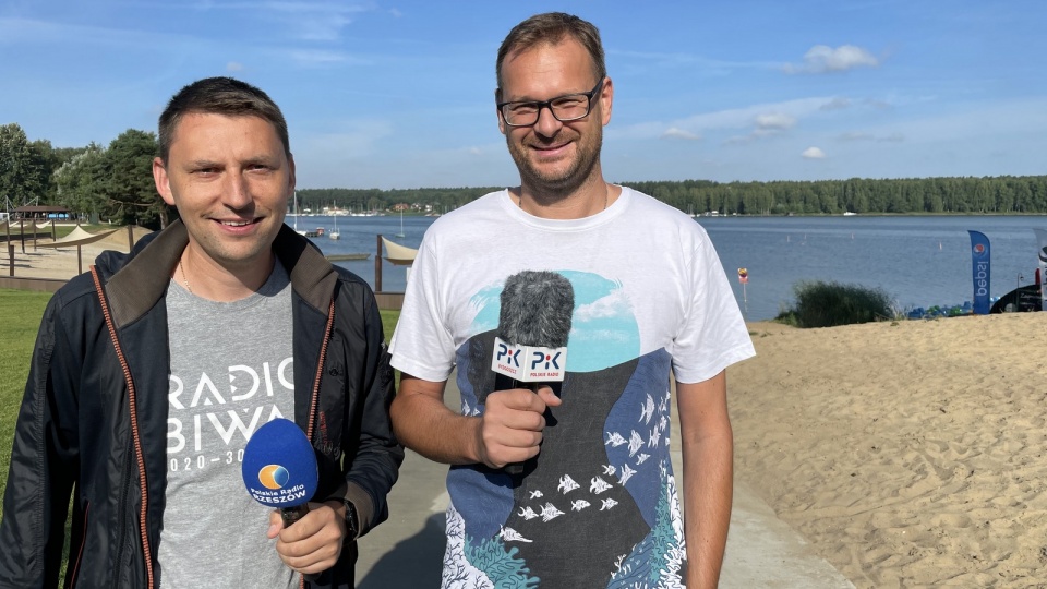 Jerzy Frąckowiak (Radio Rzeszów) i Tomasz Kaźmierski (Polskie Radio PiK) na plaży w Pieczyskach.