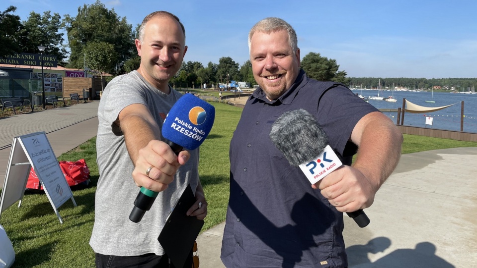 Szymon Taranda (Radio Rzeszów) i Michał Słobodzian (Polskie Radio PiK) na plaży w Pieczyskach.