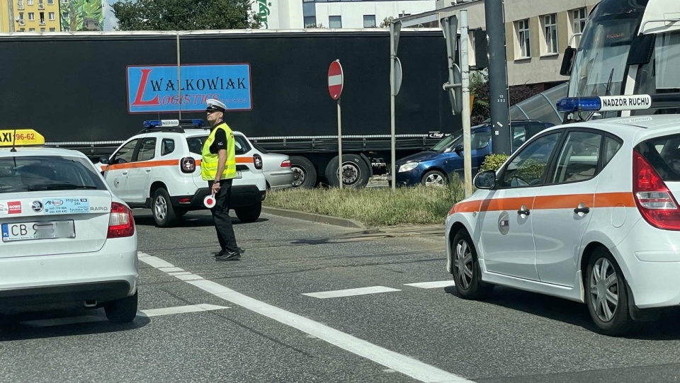 Na rondzie Jagiellonów w Bydgoszczy ruch utrudniała naczepa. Ciągnika siodłowego nie było. Fot. Tomasz Kaźmierski