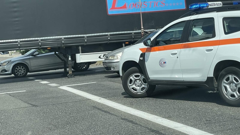 Na rondzie Jagiellonów w Bydgoszczy ruch utrudniała naczepa. Ciągnika siodłowego nie było. Fot. Tomasz Kaźmierski