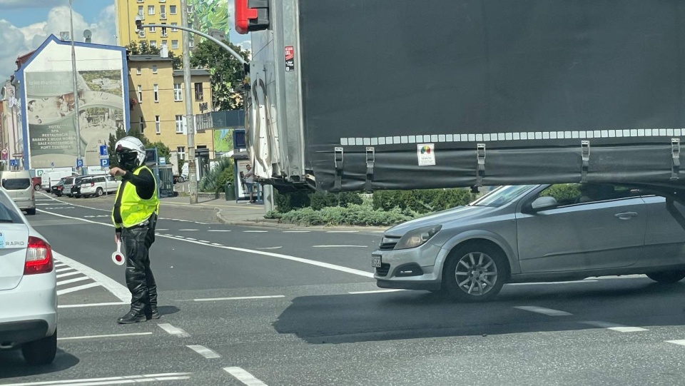 Na rondzie Jagiellonów w Bydgoszczy ruch utrudniała naczepa. Ciągnika siodłowego nie było. Fot. Tomasz Kaźmierski