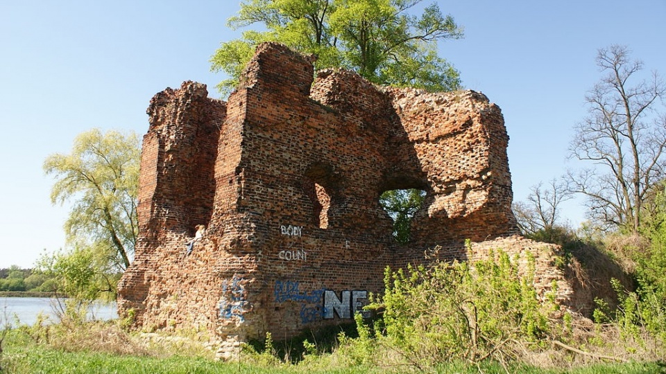 Ruiny zamku w Złotorii, w pobliżu którego wymieniono opieczętowane dokumenty pokoju/fot. Morpheus, Wikipedia