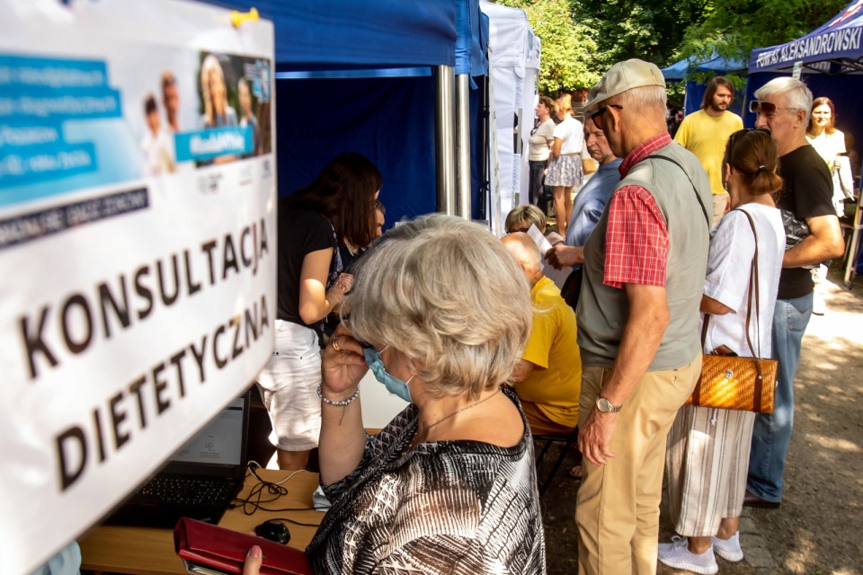 Profilaktyczny piknik w ramach Programu Proflilaktyka40Plus w Parku Zdrojowym w Ciechocinku. Fot. PAP/Tytus Żmijewski