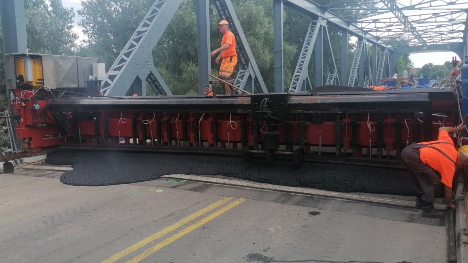 Ponad 4 tys. metrów kwadratowych lanego asfaltu ułożyli w sobotę drogowcy na toruńskim Moście im. Marsz. Józefa Piłsudskiego/fot. nadesłane