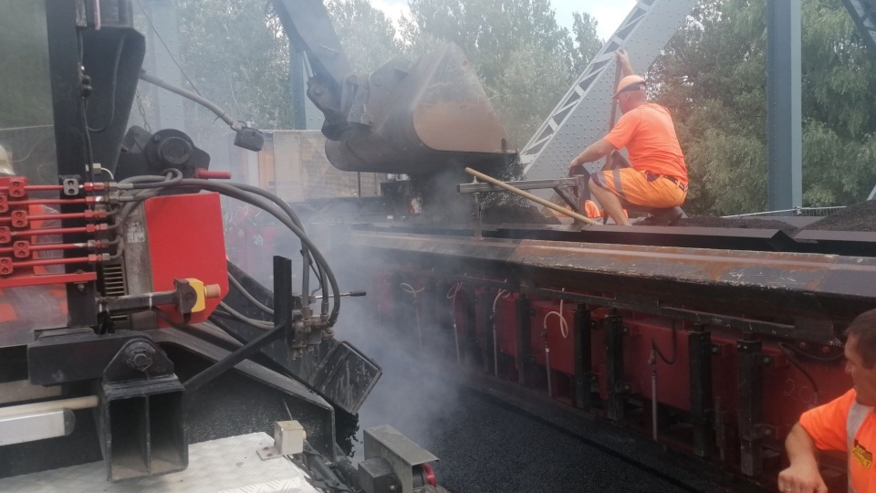 Ponad 4 tys. metrów kwadratowych lanego asfaltu ułożyli w sobotę drogowcy na toruńskim Moście im. Marsz. Józefa Piłsudskiego/fot. nadesłane