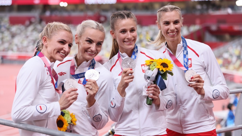 Małgorzata Hołub-Kowalik, Justyna Święty-Ersetic, Natalia Kaczmarek i Iga Baumgart-Witan, cieszą się ze srebrnych medali zdobytych w finałowym biegu 4x400 m. Fot. PAP/Leszek Szymański