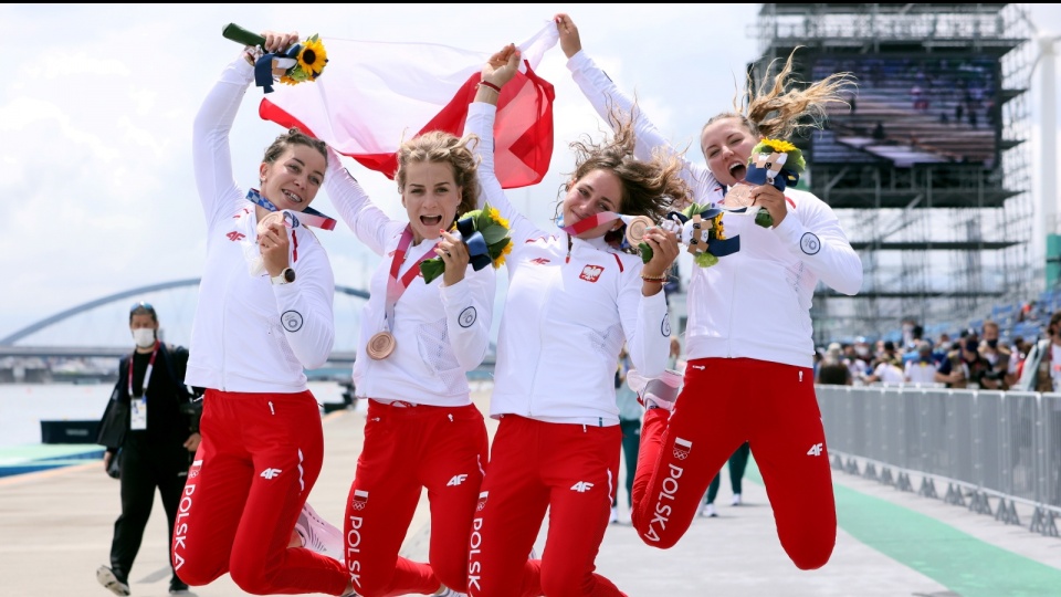 Anna Puławska, Karolina Naja, Justyna Iskrzycka i Helena Wiśniewska po ceremonii medalowej. W kajakarskiej konkurencji K4 na dystansie 500 metrów, nasza osada wywalczyła brązowy medal. Fot. PAP/Leszek Szymański