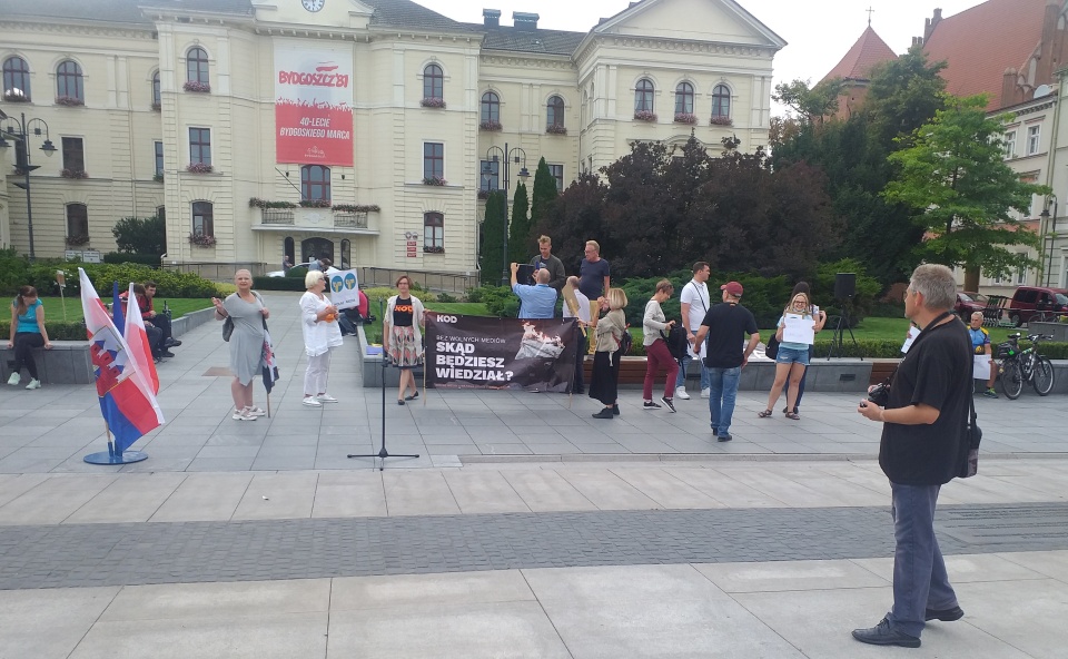 Kilkaset osób manifestowało w Bydgoszczy w obronie telewizji TVN