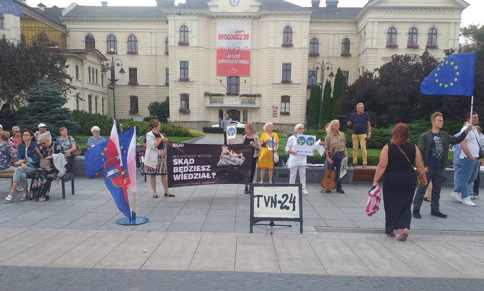 Kilkaset osób manifestowało w Bydgoszczy w obronie telewizji TVN