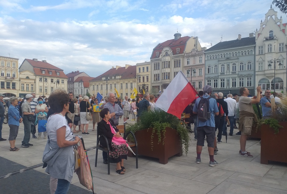 Kilkaset osób manifestowało w Bydgoszczy w obronie telewizji TVN