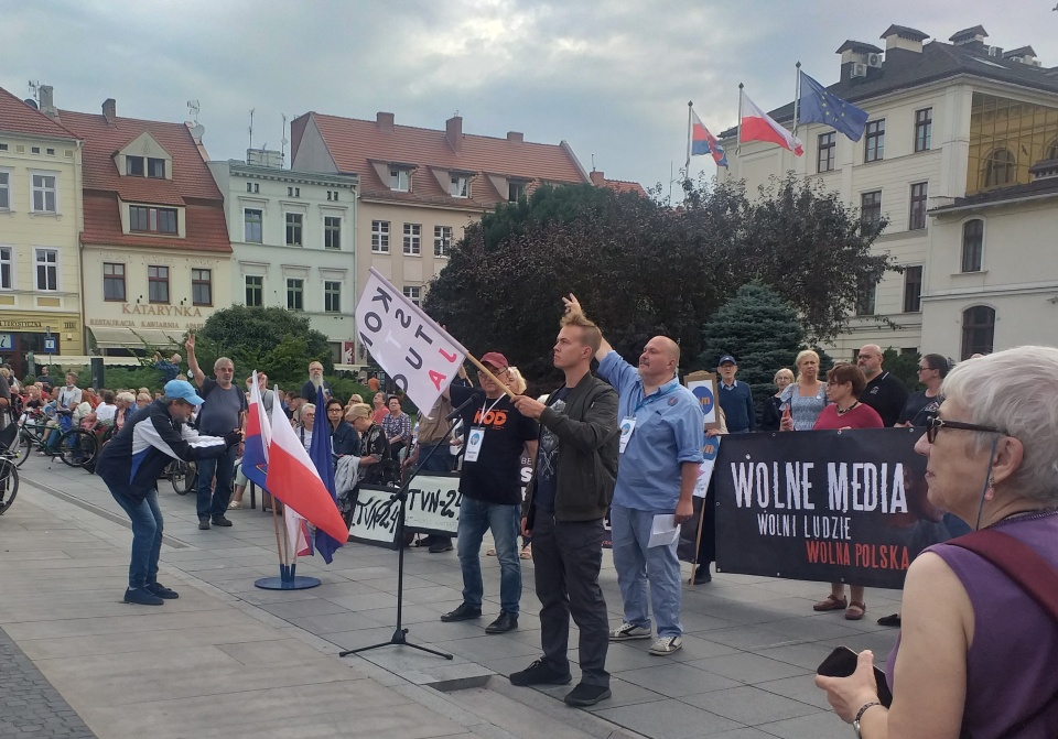 Kilkaset osób manifestowało w Bydgoszczy w obronie telewizji TVN