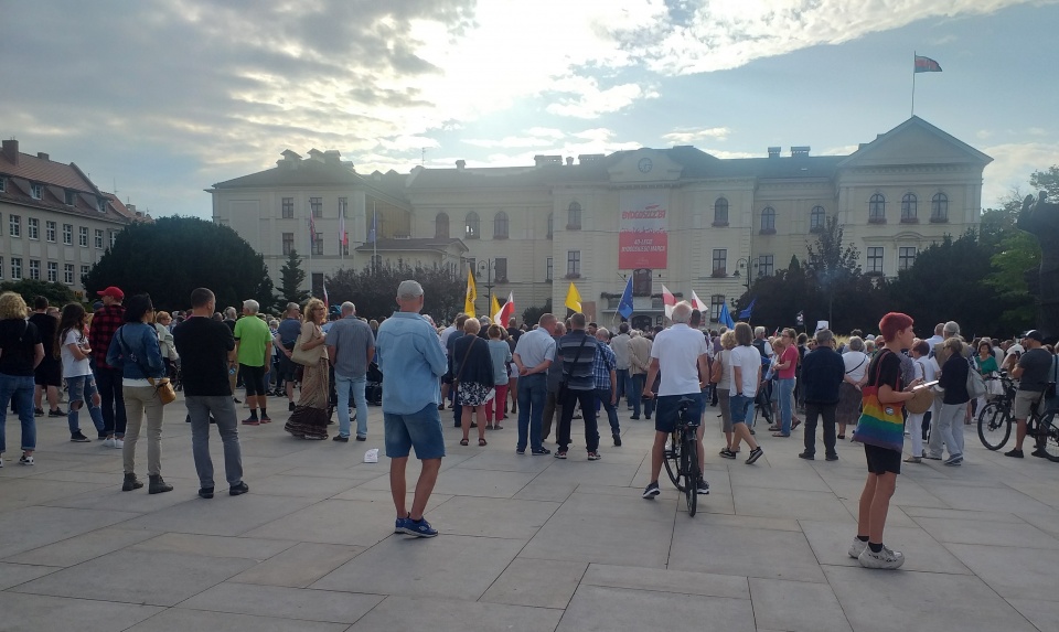 Kilkaset osób manifestowało w Bydgoszczy w obronie telewizji TVN