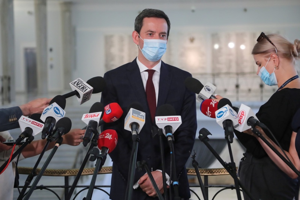 Wiceprezes Porozumienia Marcin Ociepa podczas konferencji prasowej w Sejmie. Polityk poinformował, że w związku z dymisją wicepremiera Jarosława Gowina postanowił podać się do dymisji jako wiceszef MON. Decyzją zarządu krajowego Porozumienie Jarosława Gowina opuszcza Zjednoczoną Prawicę./fot. PAP/Wojciech Olkuśnik