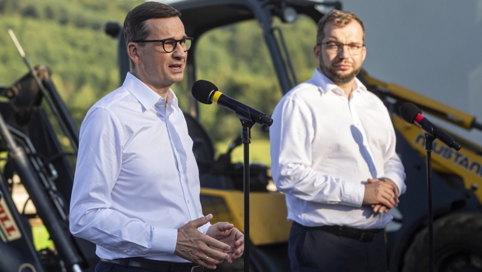 Premier Mateusz Morawiecki (z lewej) i minister rolnictwa Grzegorz Puda podczas wizyty w gospodarstwie rolnym w miejscowości Miłoszewo. Fot. PAP/Piotr Wittman