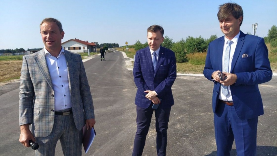 Minister Łukasz Schreiber podczas otwarcia nowej drogi w Śliwach. Fot. Marcin Doliński