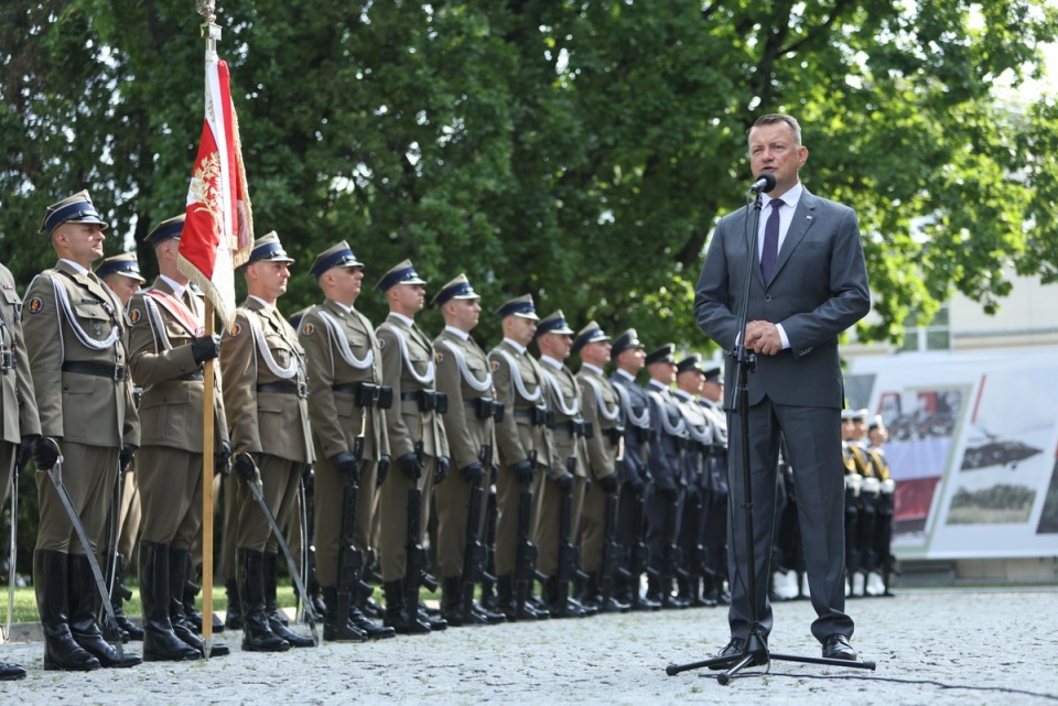W przeddzień Święta Wojska Polskiego minister obrony uhonorował wyróżniających się żołnierzy i oddziały. Fot. PAP/Leszek Szymański