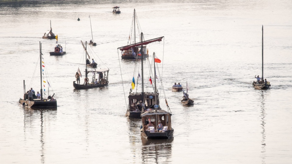 Po włocławskiej paradzie statków i łodzi biorących udział w „Festiwalu Wisły”, 14 sierpnia flisacy udali się w drogę do Torunia zatrzymując się w miejscowości Włęcz. Fot. PAP/Tytus Żmujewski