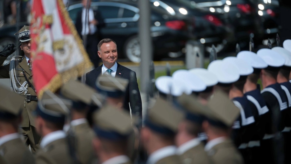 Prezydent RP Andrzej Duda (C) i Szef Sztabu Generalnego Wojska Polskiego Rajmund Andrzejczak (L) podczas Uroczystej Odprawy Wart przed Grobem Nieznanego Żołnierza na placu Piłsudskiego w Warszawie. Fot. PAP/Marcin Obara