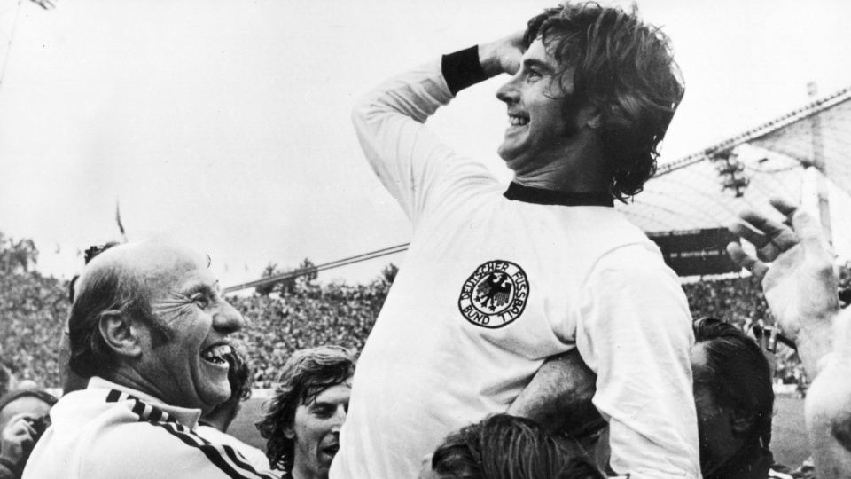 W wieku 75 lat zmarł legendarny niemiecki piłkarz Gerd Mueller - poinformował w niedzielę jego były klub Bayern Monachium. Fot. PAP/EPA