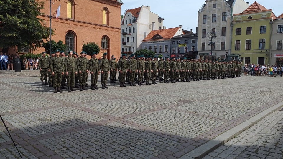 Msza święta, a po niej uroczystość na Rynku Nowomiejskim. Tak Toruń uczcił Święto Wojska Polskiego, obchodzone w 101. rocznicę bitwy warszawskiej. Fot. Adriana Andrzejewska-Kuras