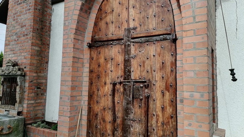 XV-wieczny manuskrypt Psalmu Dawida, 300-letnia rzeźba św. Nepomucena z ogrodu rolnika, sanie i angielskie auto premiera Jaroszewicza można oglądać w Muzeum Osobliwości w Strzyżawie. Fot. Monika Siwak