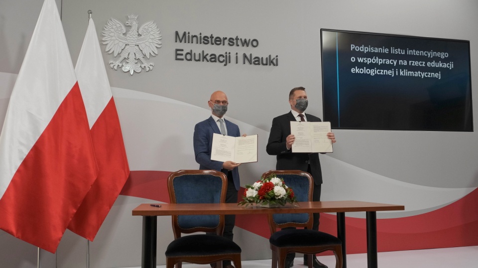 Minister edukacji i nauki Przemysław Czarnek (z prawej) oraz minister klimatu i środowiska Michał Kurtyka podczas konferencji prasowej w siedzibie resortu nauki w Warszawie. Fot. PAP/Mateusz Marek