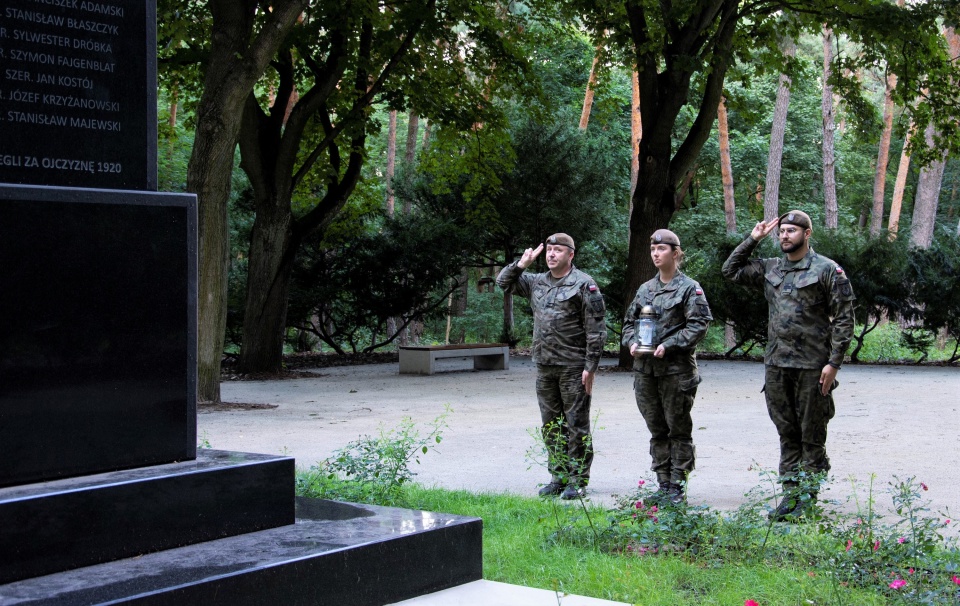 W przededniu 101. rocznicy Bitwy Warszawskiej, delegacja żołnierzy CSWOT zadbała o toruńskie miejsca pamięci związane z bohaterami tamtych wydarzeń./fot. CSWOT Toruń