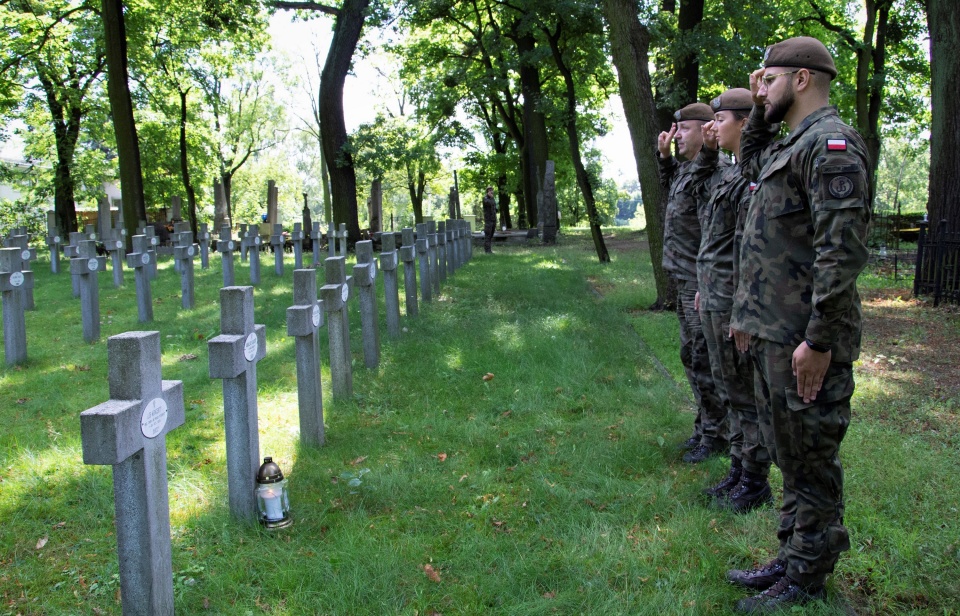 W przededniu 101. rocznicy Bitwy Warszawskiej, delegacja żołnierzy CSWOT zadbała o toruńskie miejsca pamięci związane z bohaterami tamtych wydarzeń./fot. CSWOT Toruń