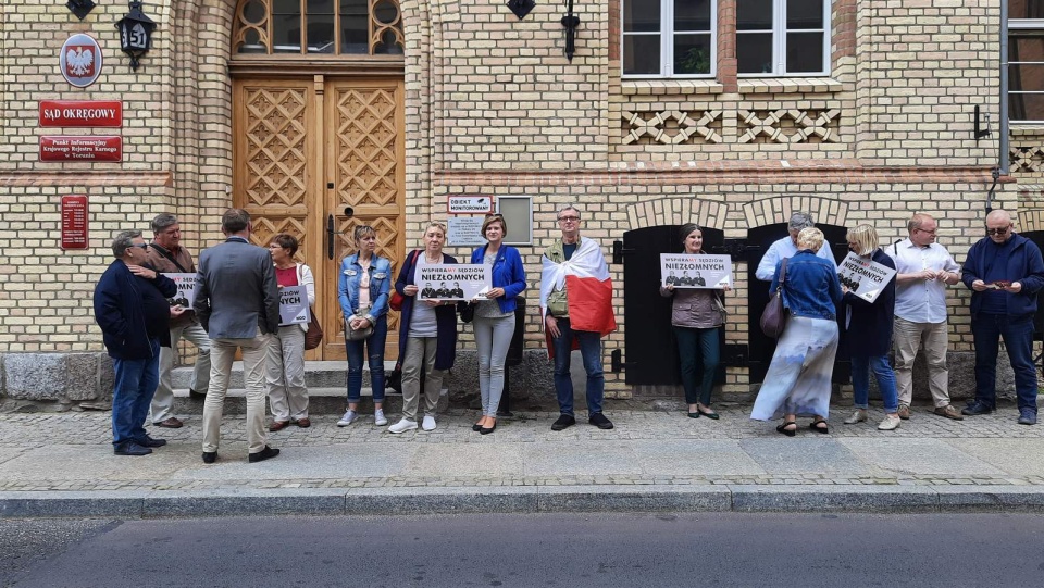 Pikietę w obronie sędziów - Igora Tuleyi, Pawła Juszczyszyna i Beaty Morawiec - zorganizował w Toruniu Komitet Obrony Demokracji. Fot. Monika Kaczyńska