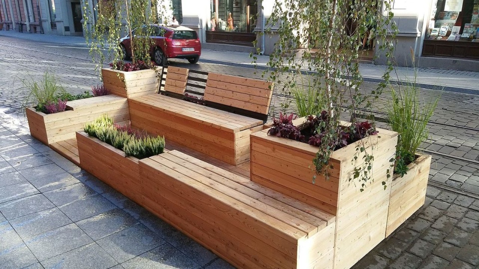 Parklet to niewielkie miejsce do odpoczynku z siedziskami i zielenią, powstałe z przekształcenia miejsc parkingowych. Fot. Wikipedia